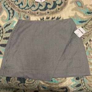 Black and white patterned skirt. Size L.